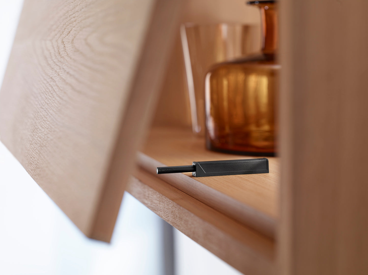 Blum 956A1004 Tip-On Push to Open Magnetic Long Black & Adaptor