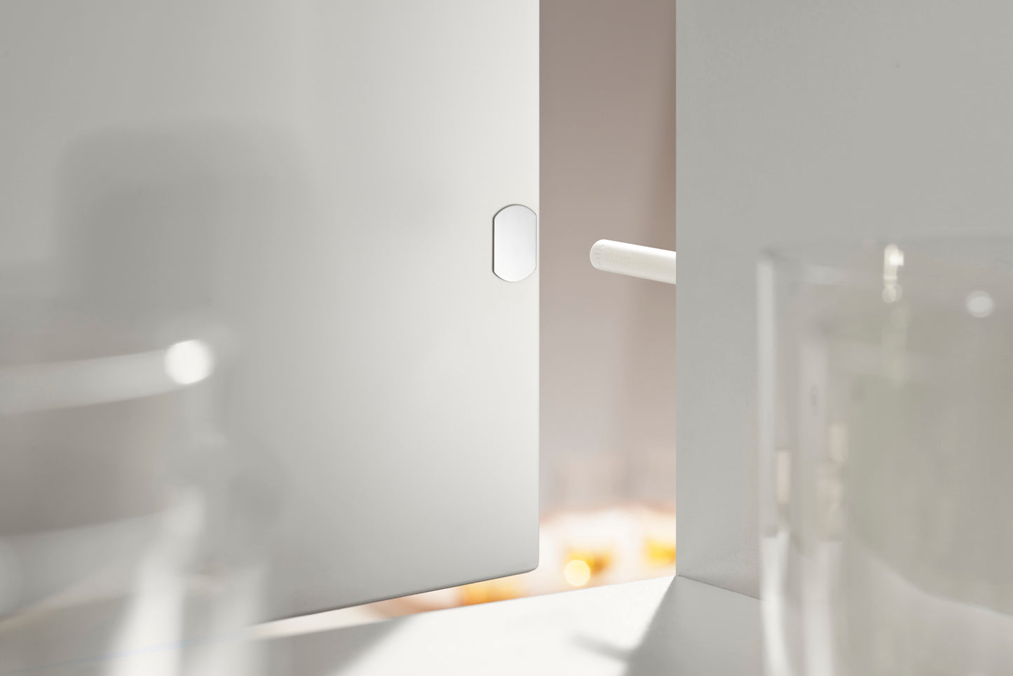 Blum 956A1004 Tip-On Push to Open Magnetic Long White & Adaptor